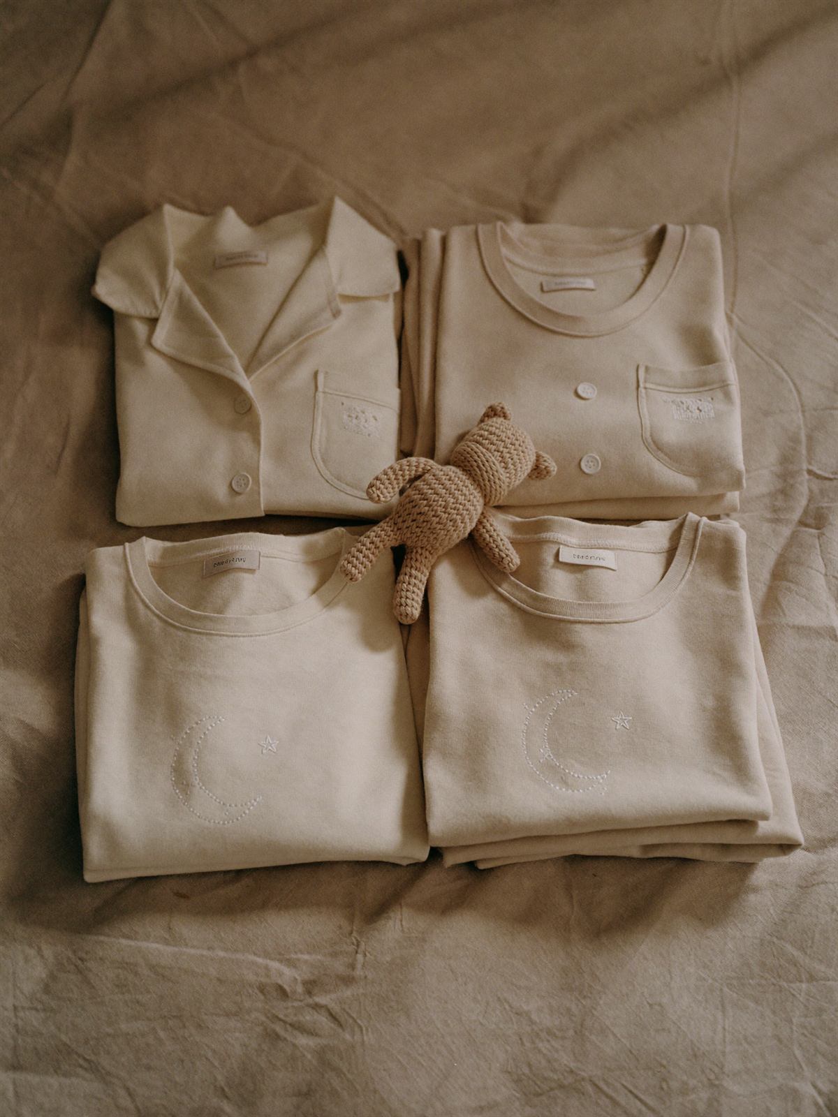 Kids’ pajamas in cream organic cotton with a teddy bear